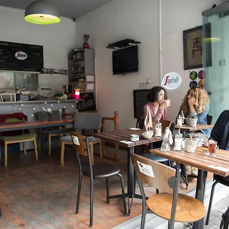 Cheers Midtown Hostel