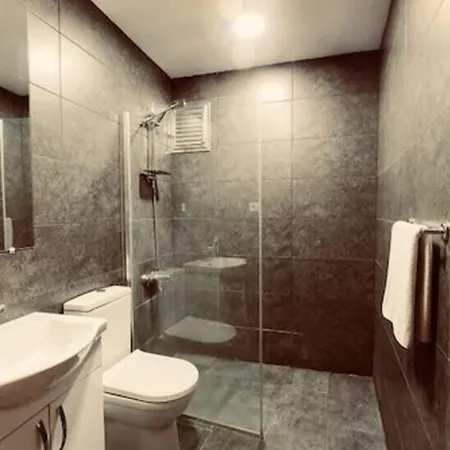 Cheers Midtown Hostel