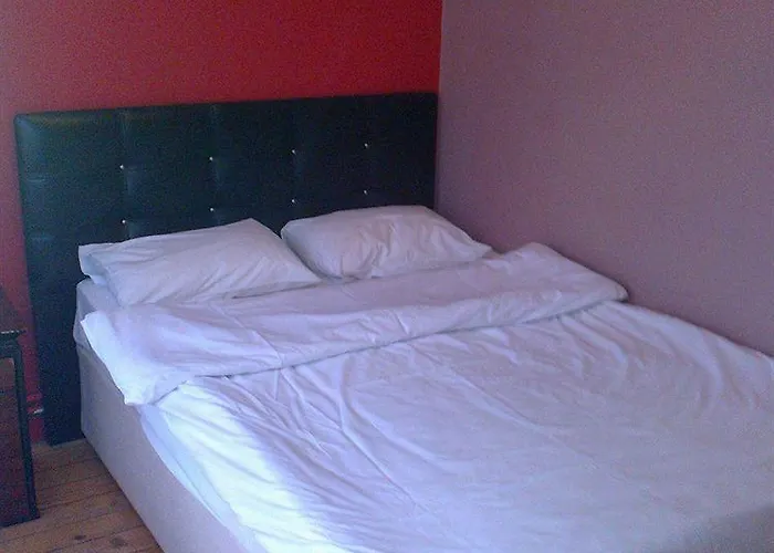 Cheers Midtown Hostel