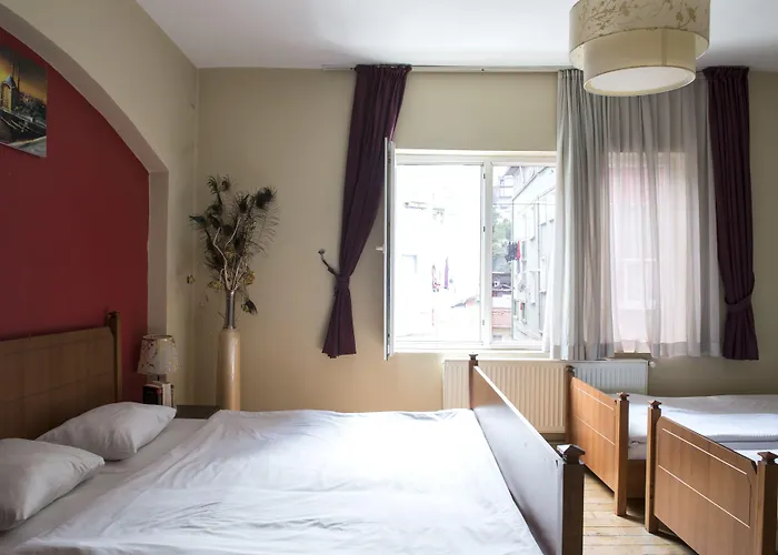 Cheers Midtown Hostel *