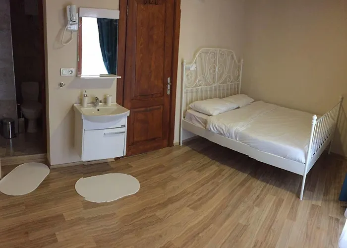 Cheers Midtown Hostel