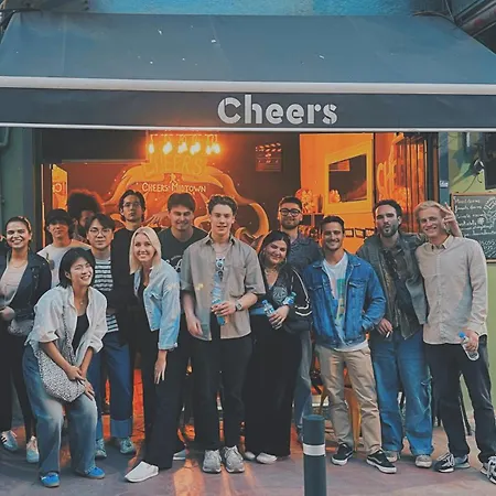 Cheers Midtown Хостел