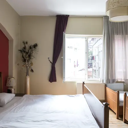 Cheers Midtown Хостел *