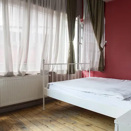 Cheers Midtown Хостел *