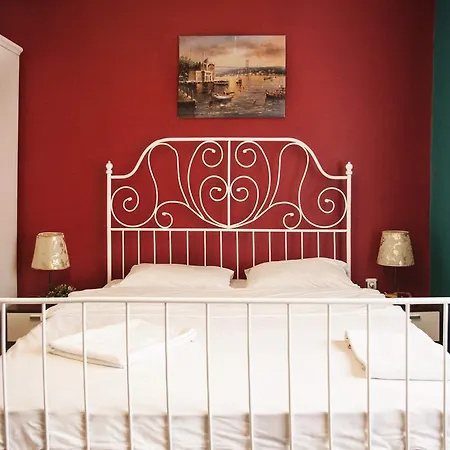 Cheers Midtown Хостел