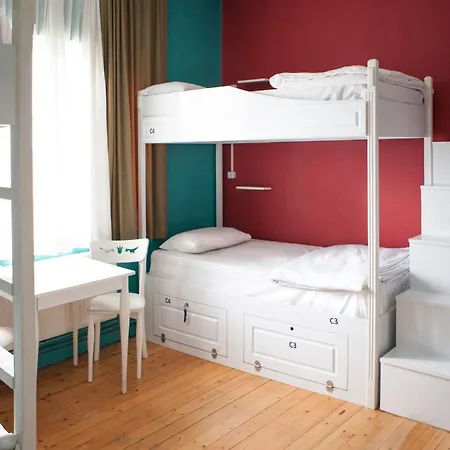 Cheers Midtown Хостел