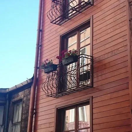 Cheers Midtown Хостел