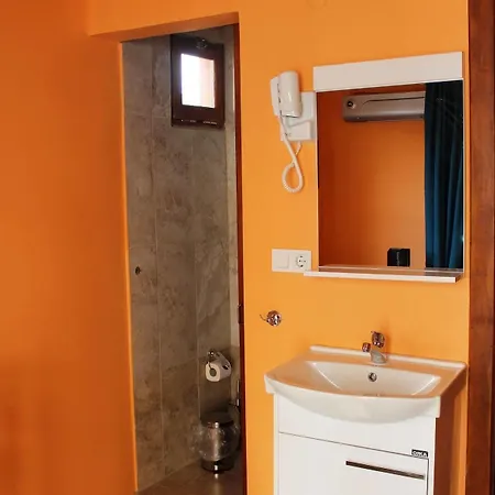 Cheers Midtown Хостел