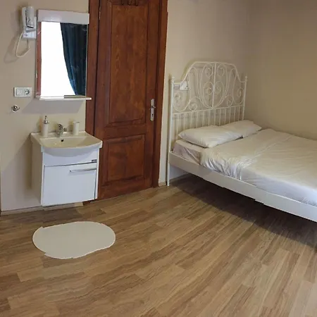 Cheers Midtown Хостел