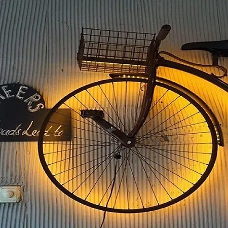 Cheers Midtown Хостел