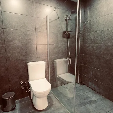 Cheers Midtown Хостел